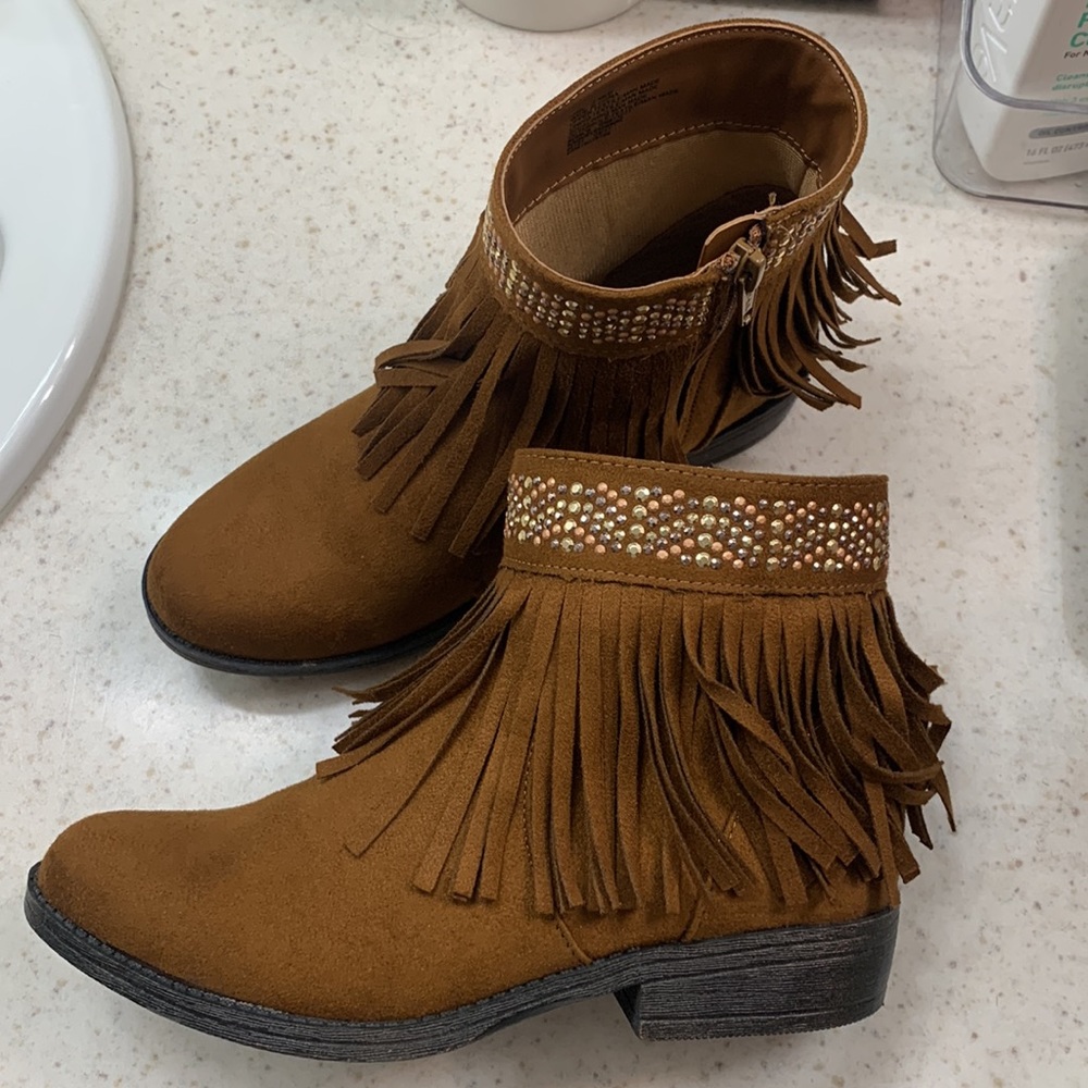So cognac booties